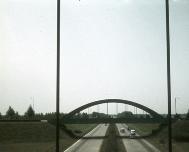 119421 Gezicht op de Rijksweg 2 bij Utrecht, vanaf het noordelijke viaduct van het verkeersplein Hooggelegen, met op de ...